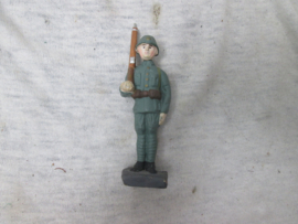 Dutch soldier, Nederlands speelgoed soldaatje, merk DURSO- Belgium, soldaat staat op wacht, zeer goede  staat.