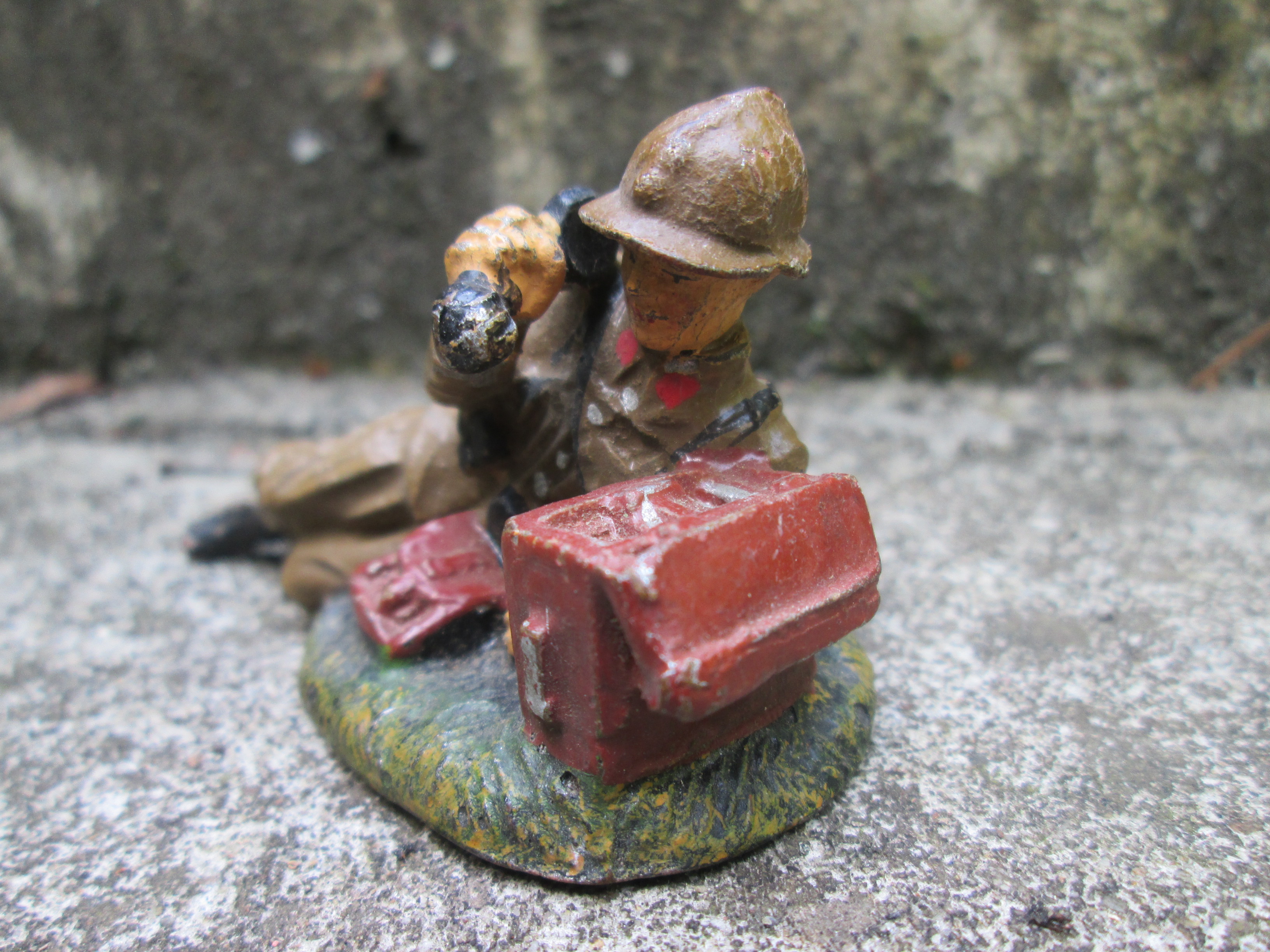 ELASTOLIN French soldier and his fieldtelephone. Elastolin Franse soldaat met veldtelefoon. leuk apart stuk in perfecte staat.