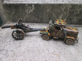 German Tippco Military truck with canon. The canon is in working order, Duitse vrachtwagen wehrmacht camouflage met kanon zeer apart en in een goede staat. alles werkend.