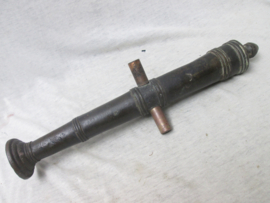 Antiek bronzen kanonsloop met zundgat, Oosterse voorstelling, werd gebruikt als salutkanon op schepen of om direkt af te vuren. zijpinnen zijn er later opgezet, 36 cm. lang.