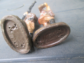 ELASTOLIN 2 german soldier making music. 2 Duitse soldaten van orkest leuk is de hobo speler, zie je niet vaak.