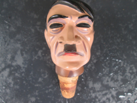 Cork with the head of Adolf Hitler. Kurk, met daarop een karikatuur kop van Adolf Hitler. er is ook een kurk dat hij een pet draagt, er zijn meerder verschillende hoofden gemaakt.