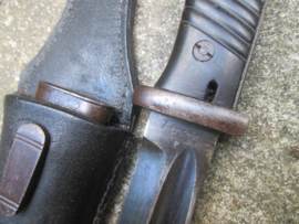 German k-98 Mauser bayonet matching numbers. with leather frog, nicely marked and dated.Duitse Mauser bajonet nummer gelijk. zeer nette staat.