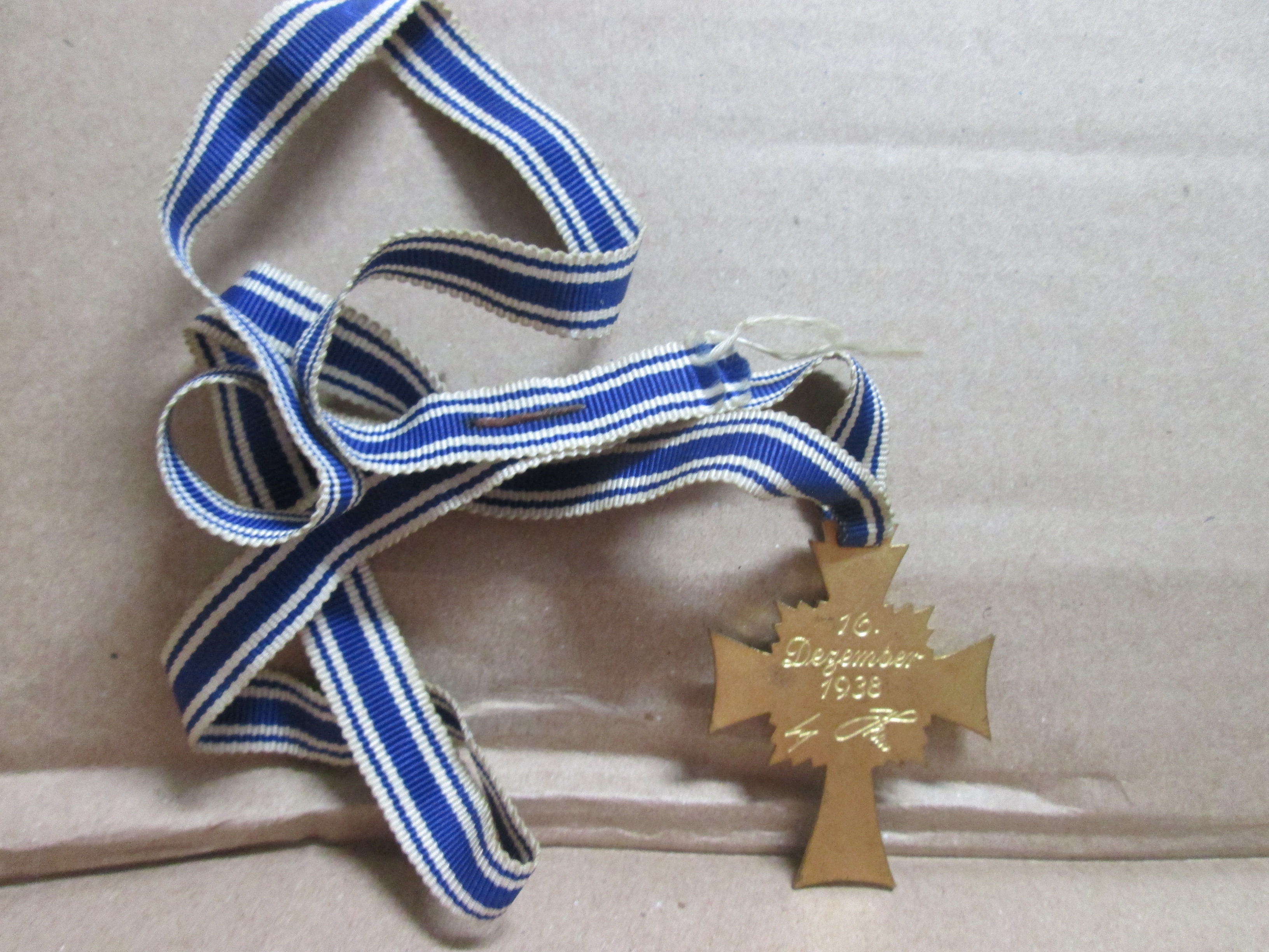 German mothercross in gold full lenght ribbon. Duits moederkruis met lang lint goud kleurig.