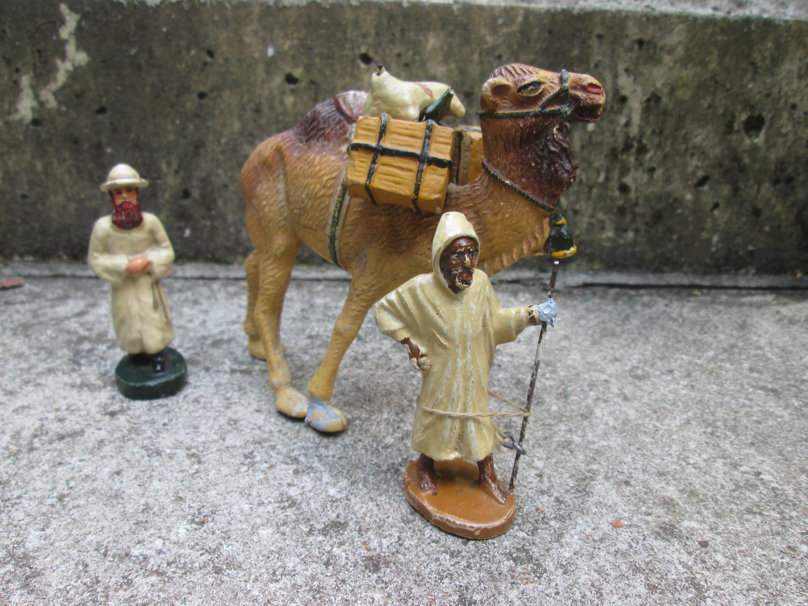 Nice and very rare set a camel, cameldriver ( INCAMIN) and a katholic missionary (no maker) leuke set kameel met kamelendrijver en een katholieke missionaris, zeldzaam
