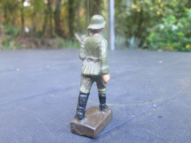 LINEOL German marching soldier without red piping. smaler size. Duitse marcherende soldaat zonder rode bies klein model goede staat.