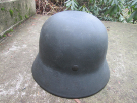 German helmet M40 with Wehrmacht decal.  Duitse helm zandgeverfd met Wehrmacht decal maat ET64. kinriem helaas gebroken binnenhelm in perfecte staat zeer nette en keurige helm.