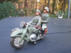 ELASTOLIN German soldier on motor with Wehrmacht licence plate Duitse soldaat op motor, eventueel met bijrijder met metalen wieltjes Duits. mooi WH (Wehrmacht) nummerplaat. bespeelde staat played condition.