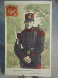 Briefkaart met ingekleurde Franse soldaat met regimentsnummer op zijn kraag geschreven, gelezen staat