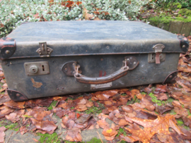 KLM suitcase. KLM koffer gemaakt in Amsterdam voor reizen overzee naar de oost. Royal Dutch Airlines K.L.M. Amsterdam - Batavia. zeer decoratief item.