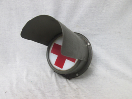 Red cross car lamp. Rode kruis lamp voor op de Ambulance, Geneeskundige troepen, weet niet welk voertuig, alleen decoratief. glazen lamp in metalen frame.