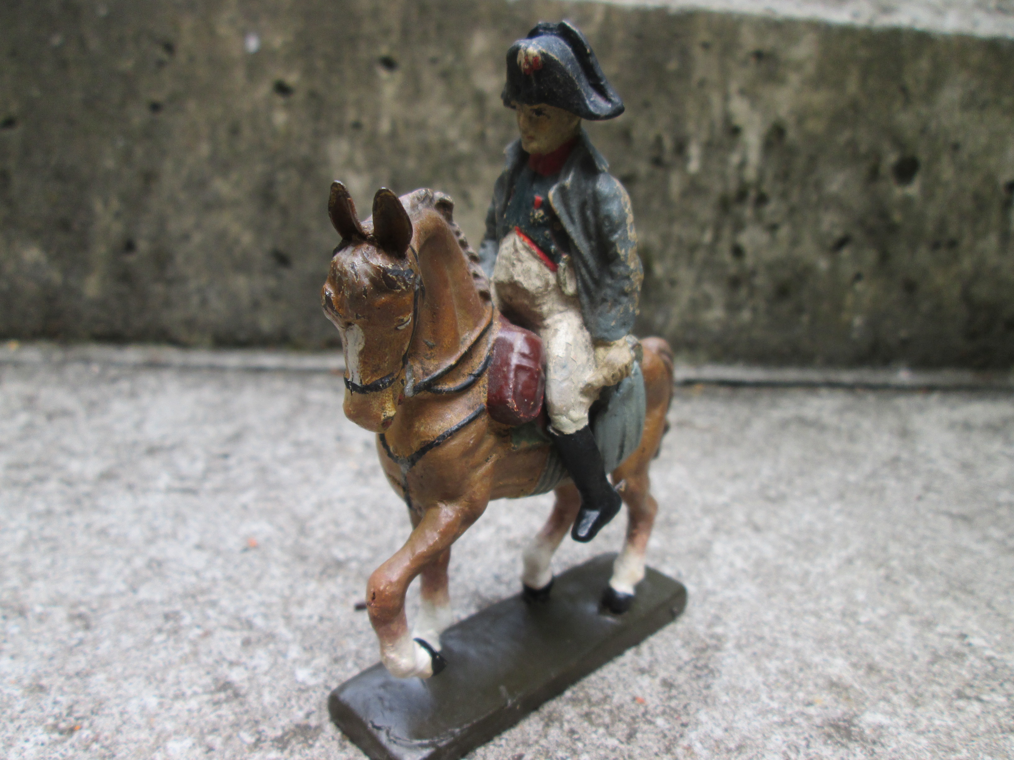 LINEOL Napoleon on his horse. Speelgoed figuur Napoleon te paard.