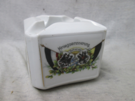 German patriotic ashtray. Duitse asbak Kriegserinnerungen 1914-1915 met 4 afbeeldingen en mooi gemarkeerd TOP stuk