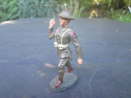 ELASTOLIN British soldier carrying something. Engelse soldaat die je iets kunt laten dragen.