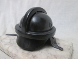 Miniatuur Duitse metalen vliegerhelm op marmeren voet.