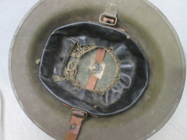 US M1917 Doughboy helmet with liner, leather chinstrap is broken. Amerikaanse Brodie helm naar Engels model zandgeverfd.