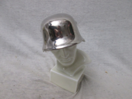 Statue of a german soldier with silver helmet SCHAUBACHKUNST. Buste van ee nDuitse soldaat porselein met verchroomde Duitse helm model 1916. mooi gemerkt 14 cm hoog. Zeldzaam beeld.
