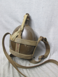 Japanese canteen M-99, complete and nicely marked. Japanse veldfles met de originele houten sluitdop, onderkant is gemarkeerd.