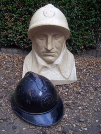Statue Belgium soldier, made by a famous sculptor War van Asten. Buste Belgische soldaat gemaakt door WAR VAN ASTEN 1888- 1958.