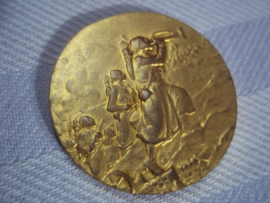 French medal zoaven. Franse penning Zouaven in de aanval maker L.O.Mattei. 1927. verguld, diameter 3,5 cm.