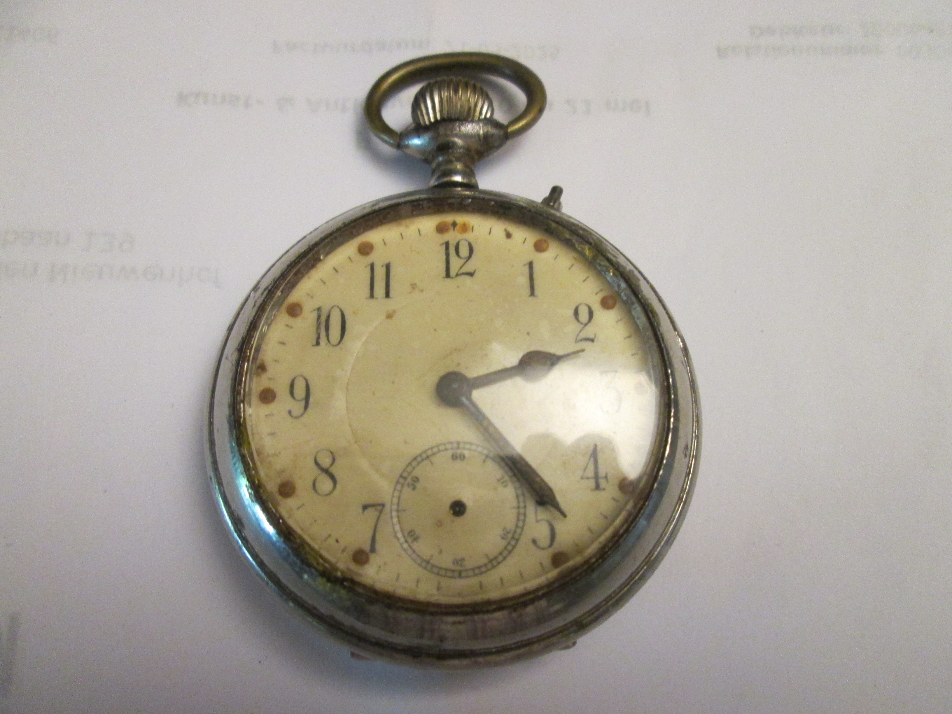 German pocket watch with military battle scene. Duits zakhorloge met militaire afbeelding Feldzug gegen Frankreich Russland England u.s.w. horloge loopt niet puur decoratie.