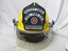 American firefighter helmet in a nearly mint condition nice with the eagle sign on the back. Amerikaanse brandweerhelm in een nette staat bijzonder decoratief item. zeldzaam stuk.
