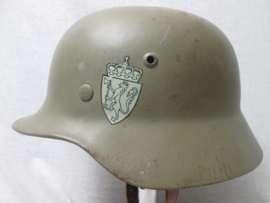 German model M-35 Norwegian helmet, complete with innerliner. Noorde helm dubbel decal Duits model 1935 maker ET-62.