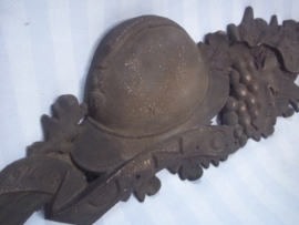 Bronse remembrance plate from both wars. Bronzen herinneringspalm van 64 cm. 1914-1918 en 1940-1945, palmtak is gesigneerd komt uit het gebied van de Franse ANDES, niet vaak gezien, zeer bijzonder