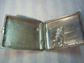 Japanese cigarette case very rare, Sigaretten koker met Japanse soldaat en aan de achterkant andere Japanse afbeeldingen zeer apart.