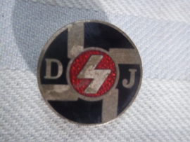 German badge Deutsches Jungvolk, buttonhole, with number on the back. Duitse speld DJ- Jungvolk mooi geemailleerd knoopsgat bevestiging met nummer. dit zie je minder dan de normale speld.