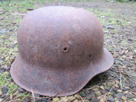 GERESERVEERD Duitse helm, bodemvondst Model 1942, zeer harde pot, nummer nog duidelijk leesbaar, leuk decoratief item.