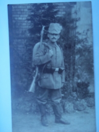 Postcard soldier with shako. Postkaart soldaat met schako en overtrek