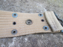 US- Army M1912 cavalery pistolbelt, very rare with sword holder. De wat zeldzamere variant van de pistolbelt is de cavalerie uitvoering M1912 nette staat. De riem is gedateerd 1916. met makers stempel. moeilijk leesbaar. met sabeldrager.