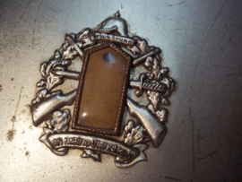 German cigarette case. with badge. Erinnerung an meine Dienstzeit. Duits sigaretten etui met ingedrukt reservisten embleem. je kunt in de epaulet het gewenste regiments nummer plaatsen.