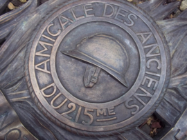 Big bronse French memorial plaque, AMICALES des ANCIENS du 215 eme infantry Division. a notre camarades.  Bronzen monument tak,  1.10 meter en 6,5 kilo, gesigneerd Henri Bargas.