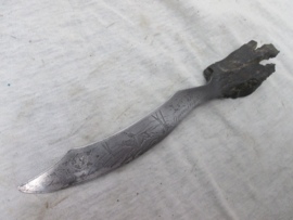 Metal letter opener, made of remains of a grenade shell,  Souvenir de la Guerre 1914. Loopgravenkunst trench- art afgebeeld een Ulaan op een paard met lans  Belgisch gemaakt.
