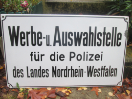 German enamel Police sign. Duits emaille bord van de Polizei Nordrhein Westfalen aanmeldings bureau voor politie agenten.