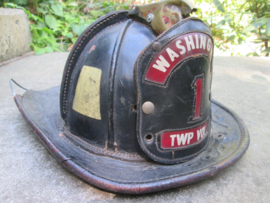 USA leather firebrigade helmet in used condition. Amerikaanse leren brandweerhelm, relique, hij is zo uit de strijd gekomen, achterkant gescheurd, zeer bijzonder en geleefde helm die wat gezien heeft TOP-stuk in dit genre.