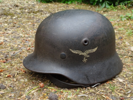 German helmet pattern 1940 with one Luftwaffe decal. Duitse helm M-40 maat Q-64 met mooie heldere Luftwaffe decal, binnenwerk in gedragen staat, riem gedateerd 1938 leuke helm zo gevonden.