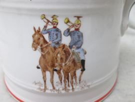 Suikerpot met militaire afbeelding, Belgische Ulanen, Lanciers op paard met de belgische vlag en de onderdeelsvlag. gemaakt door de Nederlandse firma Petrus regout te Maastricht 1900- 1925. Zeldzaam.