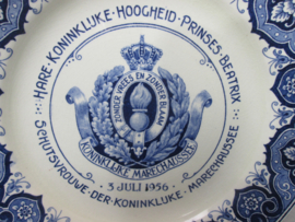 Wandbord Koninklijke Marechaussee 5 juli 1956 Prinses Beatrix Geschutsvrouwe van het wapen Koninklijke Marechaussee.