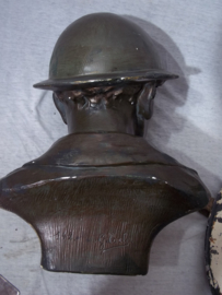 Statue of a British soldier with steelhelmet. signed G.CARLI - 1920-1949. Beeld van een Engelse soldaat met helm, gips, gebronsd, afmeting 30 x 25 x 20 cm. geicht 2,5 kilogram. Zeer net beeld.