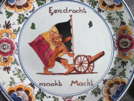 Belgisch bord, Eendracht maakt Macht, gemaakt in Nederland. Goudas Plateel. Bijzondere uitgave van de plateelbakkerij.