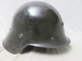Spanish helmet Model 1926. used during the Spanish civil war 1936. Spaanse helm M-26 gebruikt tijdens de Spaanse burgeroorlog, zonder adelaar embleem. haakje voor het embleem zit nog op de voorkant van de helm. MINT staat helm.