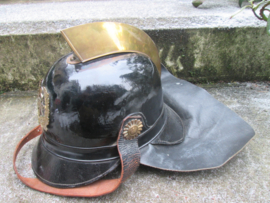 Dutch officers leather fire department helmet. Nederlands leren brandweerhelm, met officiersembleem, zeer nette staat jaren 40/50.
