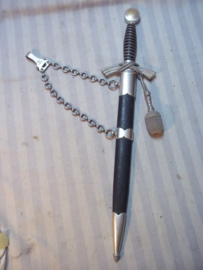 German Flieger dolch. dagger, first pattern. Duitse ponjaard, Fliegerdolch, Bord dolch, luftwaffe 1e model aluminium, goede staat met maker ASMF schede genummerd. met afname stempel in lemmet.