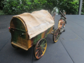 Tippco tin wagon with 2 horses and German soldiers. Blikken huifkar met paarden en 2 Duitse soldaten.