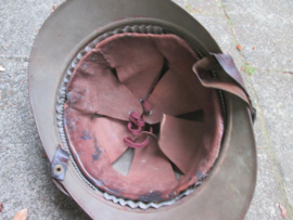 Belgium steelhelmet M 1915 also worn after 1918. Belgische helm M15 bruine kleur interbellum gedragen met origineel binnenwerk.