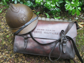 Belgium leather bag for pioneer. Belgische leren tas, gebruikt door de genie, Frans talig opschrift GENIE MILITAIRE, nooit eerder tegen gekomen, gedragen staat
