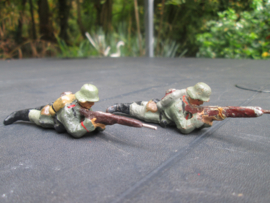 LINEOL 2 shooting german soldiers smaler size. 2 Duitse soldaten liggend schietend kleiner model goede staat.